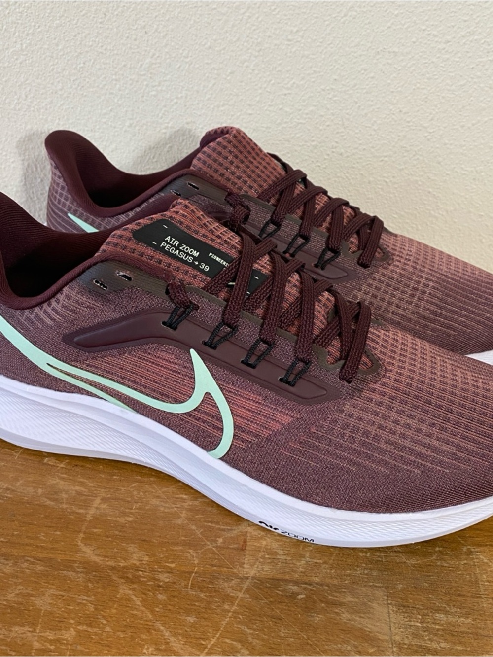 Nike Pegasus 39 Running Shoe Burgundy Mint Green $140 - Size 10.5